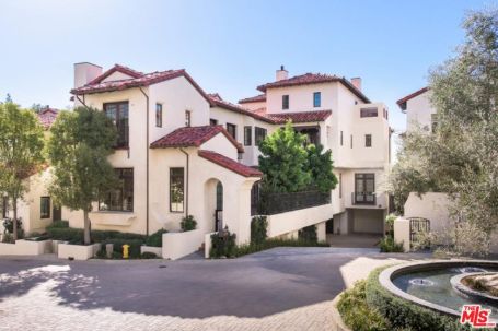 Jane Fonda owns a $5.4 million worth house in Century City.